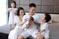 Điểm danh những sao nam điển trai và 'nghiện' vợ nhất showbiz Việt