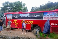 Xe khách bất ngờ đâm vào nhà dân ở Điện Biên, tài xế bị thương nặng