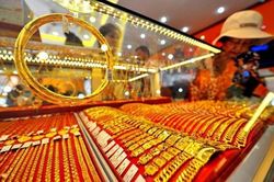 Vàng thế giới tăng sốc, vàng trong nước đứng yên