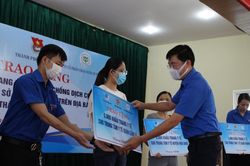 TƯ Hội LHTN Việt Nam tặng Đà Nẵng 300 ngàn khẩu trang y tế