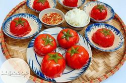 Bánh ít trần tôm nhân thịt ăn kèm nước chấm chua ngọt đầy lôi cuốn