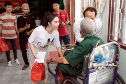 Lý Nhã Kỳ tặng quà các gia đình chính sách nhân 27/7