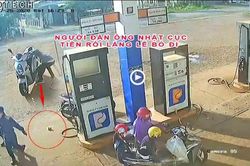 Clip: Thấy cục tiền của nhân viên cây xăng rơi dưới đất, người đàn ông lái xe tới nhặt rồi nhanh chân bỏ đi