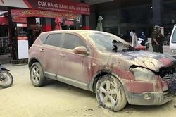 Ô tô bốc cháy khi lùi vào cây xăng
