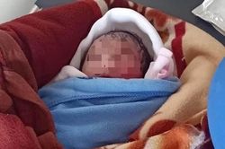 Bé gái còn nguyên dây rốn bị bỏ ở ruộng khoai, toàn thân cháy nắng