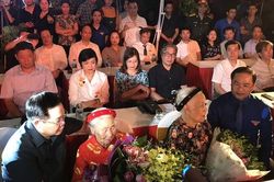 Xúc động hình ảnh thắp nến tri ân các Anh hùng, liệt sĩ tại Hà Nội