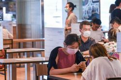 Hong Kong đang trong 'làn sóng COVID-19 thứ ba', cũng bùng phát trong các bệnh viện
