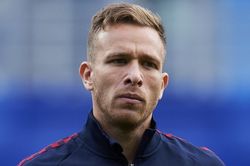 Sự nổi loạn của Arthur Melo là cái giá Barca phải trả