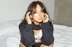Lee Hyori diện bra thể thao gợi cảm trên tạp chí
