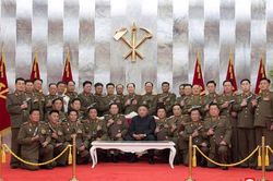 Ông Kim Jong Un trao súng đặc biệt cho sĩ quan Triều Tiên