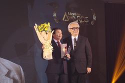 Hiệu trưởng Trường ĐH Nguyễn Tất Thành được vinh danh tại Lễ trao giải Men&life Awards