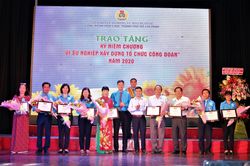 Trao Kỷ niệm chương 'Vì sự nghiệp xây dựng tổ chức công đoàn'