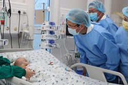 'Song Nhi' dính liền nhau được cai máy thở, hồi phục tốt sau phẫu thuật 12 ngày
