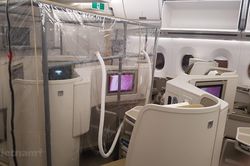 Cận cảnh bên trong máy bay đi Guinea Xích Đạo đón người Việt về nước