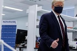Lần hiếm hoi ông Trump đeo khẩu trang trước công chúng