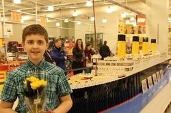 Cậu bé tự kỷ lắp mô hình tàu Titanic siêu lớn bằng Lego, rồi tự thay đổi cuộc đời mình