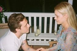 Brooklyn Beckham đăng ảnh cầu hôn Nicola Peltz