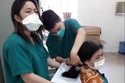 Nữ y bác sĩ Đà Nẵng cắt ngắn tóc để lên tuyến đầu chống dịch