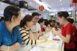 Trong 'cơn bão' vàng, chứng khoán: Ngồi im, bán ra hay mua vào?