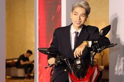 Idol Đức Phúc trở thành đại sứ thương hiệu xe máy điện cho học sinh