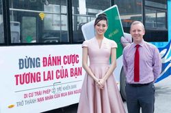 Hoa hậu Lương Thùy Linh cùng Đại sứ quán Anh tuyên truyền phòng, chống mua bán người