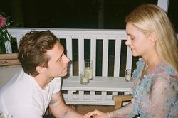 Brooklyn Beckham quỳ gối cầu hôn Nicola Peltz