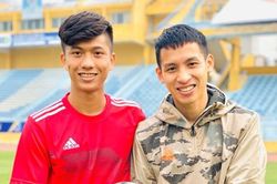 Bà xã Hùng Dũng nhăn mặt vì anh mải chơi game, Văn Đức nhí nhảnh khi biết mình sắp lên chức