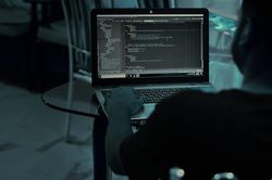 Kỹ sư phần mềm hack công ty cũ với hy vọng được thuê trở lại làm việc