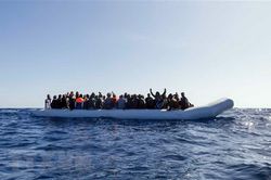 Italy giải cứu gần 100 người di cư gặp nạn ngoài khơi bờ biển Libya