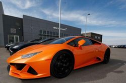 Đối mặt án tù 70 năm vì dùng tiền cứu trợ dịch COVID-19 để mua siêu xe Lamborghini
