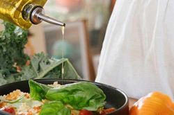 Lỡ tay nêm muối quá tay khiến đồ ăn bị mặn, 'chữa cháy' theo 9 cách này vô cùng hiệu quả