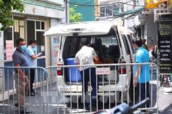Hình ảnh phong tỏa nơi ở của ca nghi nhiễm COVID-19 tại Mễ Trì