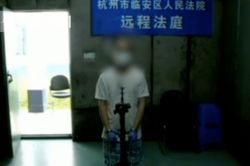 Để vợ ở bên mình đến hết đời, người đàn ông kéo vợ tới nghĩa trang rạch mặt