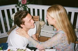 Cậu cả nhà Beckham công bố loạt ảnh đính hôn tình tứ với bạn gái hơn tuổi Nicola Peltz