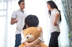 Bố mẹ căng thẳng, stress khiến con hoang mang, mất tự tin