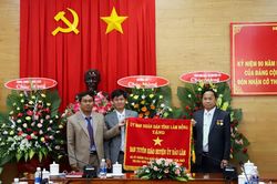 Ban Tuyên giáo huyện Bảo Lâm đón nhận Cờ thi đua xuất sắc của Tỉnh ủy Lâm Đồng trao tặng