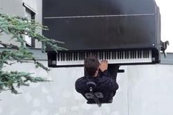 Clip nghệ sỹ piano treo lơ lửng trên không trung biểu diễn