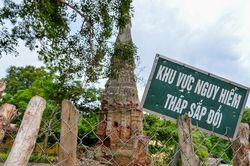 Tháp cổ nghìn năm miền Tây xứ Nghệ có nguy cơ đổ sập