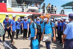 Bình Thuận: Đón hơn 100 thí sinh từ đảo Phú Quý vào đất liền dự thi tốt nghiệp THPT