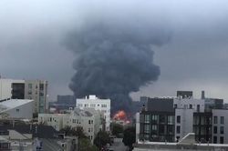 Cột khói đen khổng lồ che lấp bầu trời San Francisco