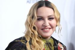 Instagram xóa bài đăng của ngôi sao Madonna do thông tin sai về virus SARS-CoV-2