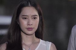 Nghe tiếng chuông, tôi mở cửa thì một phụ nữ quỳ sụp dưới chân tôi đề nghị chuyện hoang đường