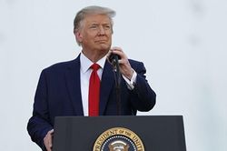 Donald Trump đặt câu hỏi về sự cần thiết phải bảo vệ Đức khỏi Nga