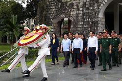 Dâng hương tưởng nhớ các Anh hùng liệt sỹ tại Điện Biên