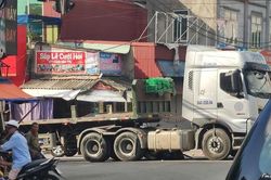Một người phụ nữ tử vong sau va chạm với xe đầu kéo