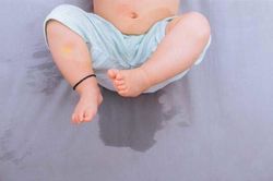Mẹo xử lý mùi khai trên chăn đệm triệt để với cồn 90 độ, mẹ nào cũng nên biết