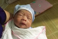 Bé trai sơ sinh bị mẹ bỏ rơi ở cổng chùa kèm lá thư 'do con tin yêu nhầm người, quên đi để xây dựng hạnh phúc mới'