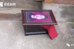 Con dâu đào hài cốt chồng đặt trước cửa nhà mẹ chồng