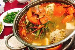 Ngọc Trinh mua cả thùng hải sản đãi bố mẹ bữa lẩu đã đời