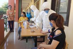 Lấy mẫu xét nghiệm COVID-19 gần 100 sinh viên Đại học Huế đến từ vùng dịch